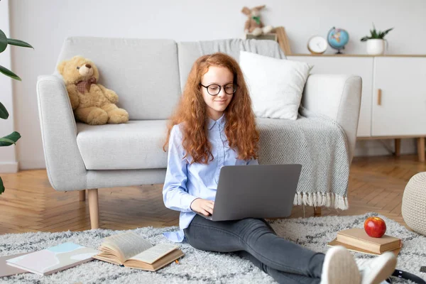 Lány ül a padlón, laptoppal, gépelés billentyűzeten — Stock Fotó