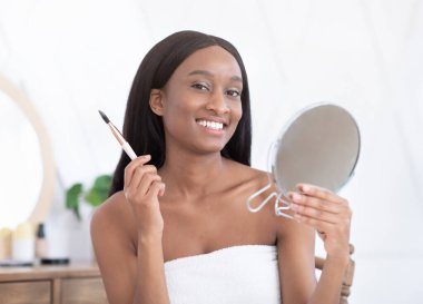 Blogcu gündüz vakti çıplak makyajla ilgili video yapıyor