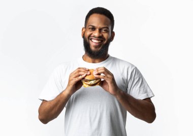 Beyaz Arkaplanda Duran Mutlu Siyah Adam Burger Tutuyor
