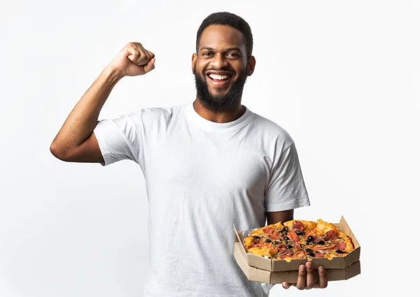 Africano cara posando com caixa de pizza mostrando bíceps, fundo branco — Fotografia de Stock