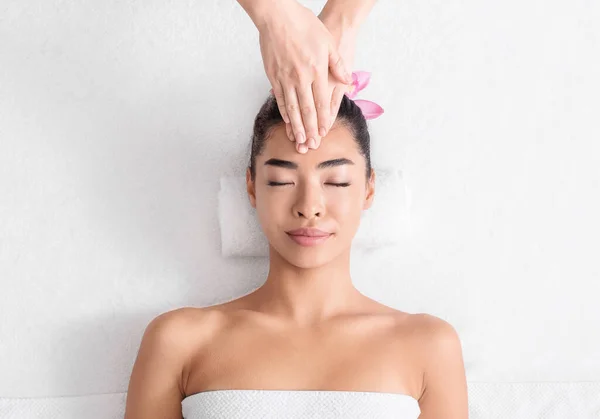 Retrato de hermosa señora asiática en sesión de terapia de masaje de acupresión en spa — Foto de Stock