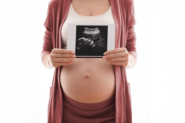 Wanita hamil tak dikenal memegang sonografi bayinya ditembak di dekat perut telanjang — Stok Foto