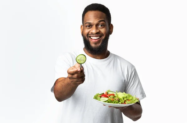 Alegre Africano cara posando com vegetais salada sobre branco fundo — Fotografia de Stock