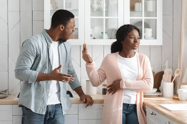 Problemas de relación. Pareja afroamericana discutiendo en la cocina, esposa ignorando al marido gritando — Foto de Stock