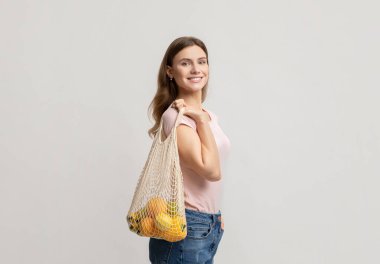 Sıfır Atık Kavramı. Meyve ve sebzeli Eko Torbalı Kadın