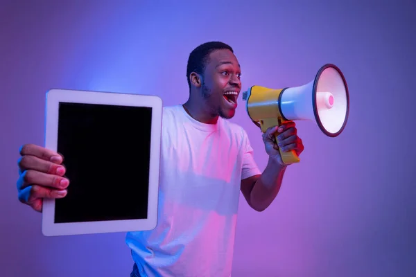( 영어 ) African Guy Making Announcement With Loudspeaker And Holding Digital Tablet, Neon Lighting — 스톡 사진