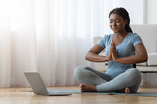 Evde Yoga. Sakin Siyah Kadın Laptopun önünde meditasyon yapıyor — Stok fotoğraf
