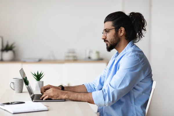 Carrière freelance. Millennial homme arabe travaillant sur ordinateur portable dans le bureau à domicile — Photo