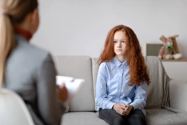 Psykologisk hjälp. Orolig sorgsen tonåring flicka pratar med psykolog — Stockfoto