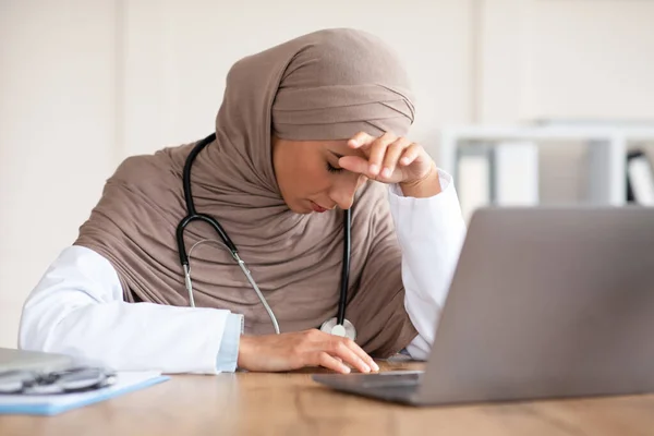 Femme musulmane épuisée médecin travaillant à la clinique — Photo