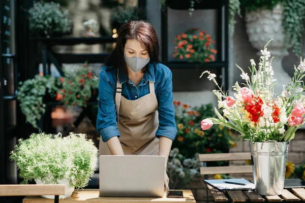 Reservas on-line e blogs em negócios de flores durante o distanciamento social — Fotografia de Stock