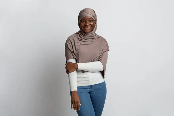 Portrait Of Smiling Black Millennial Muslim Woman In Hijab Over Light Background — Stok Foto