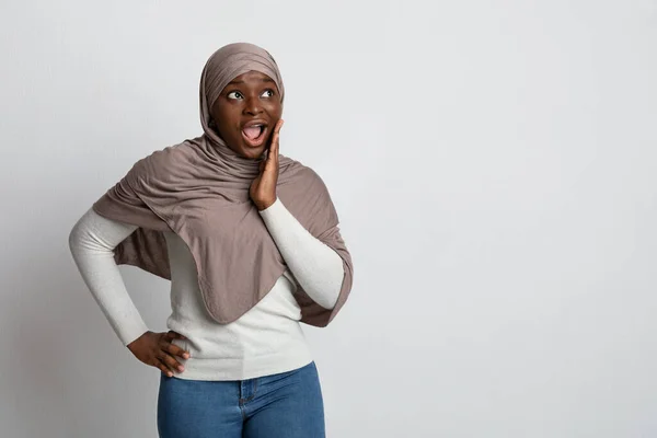 Szokująca propozycja. Zaskoczona czarna islamska dama w hidżabie dotykająca twarzy w podnieceniu — Zdjęcie stockowe