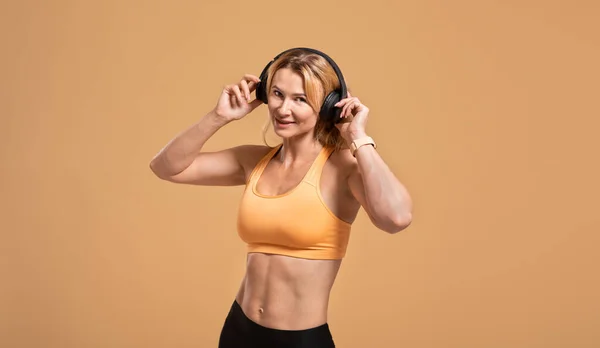 Encierro, actividad, bienestar, estilo de vida y motivación. Hermosa sonriente muscular de mediana edad dama en uniforme deportivo — Foto de Stock