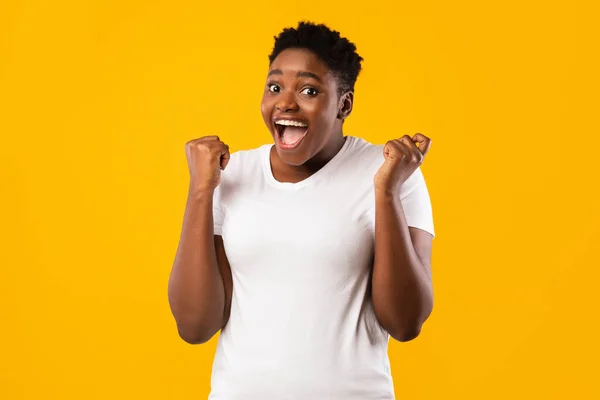 Joyful afro-americano Plus-tamanho mulher Gesturing sim sobre fundo amarelo — Fotografia de Stock