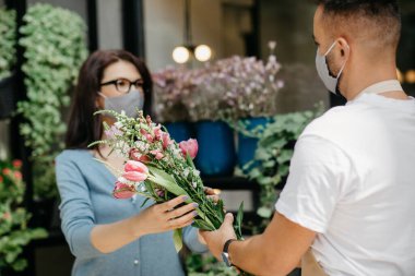 Covid-19 karantina ve sosyal uzaklık süresince hediye ve hizmet için çiçekler
