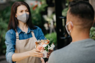 Covid-19 karantinası sırasında minimalist kompozisyon ve müşterilerle çalışma