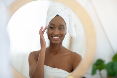 Covid-19 tecridi sırasında ayna ve güzellik hizmetlerinde yansıma