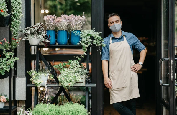 Proprietario di piccole imprese e avvio di fiore durante covid-19 quarantena — Foto Stock