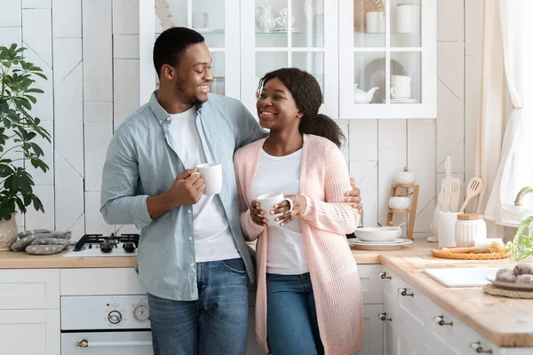 Portrait de heureux couple noir boire du café et se détendre ensemble dans la cuisine — Photo