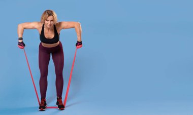 Evde ve spor salonunda vücut geliştirme.