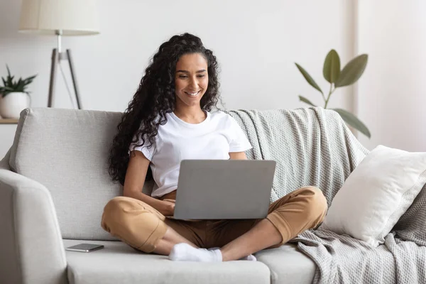 Happy young woman freelancer working from home, using modern laptop — Stock Photo, Image