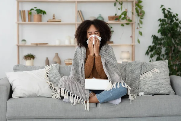 Dia doente em casa, tratada, mulher afro-americana millennial pouco saudável tem corrimento nasal, tosse e resfriado comum — Fotografia de Stock