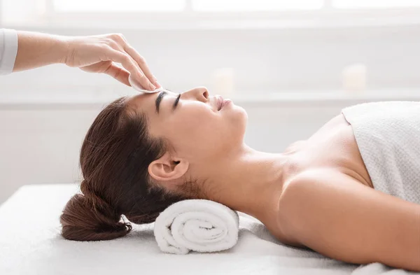 Tratamento Facial. Cosmetologist profissional que limpa a pele da mulher asiática antes dos procedimentos da beleza — Fotografia de Stock