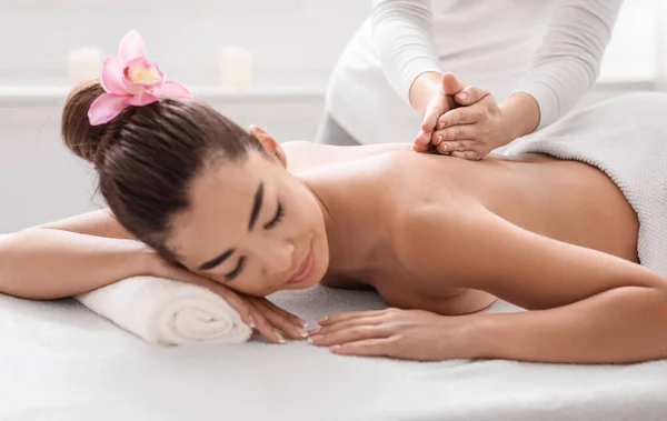 Pielęgnacja ciała i piękna. Młoda Azjatka relaks podczas masażu w spa — Zdjęcie stockowe