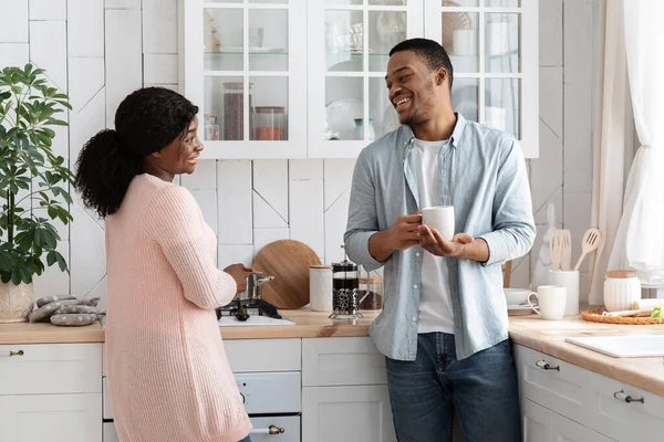 Heureux couple afro-américain parler dans une cuisine confortable, profiter de passer du temps ensemble — Photo