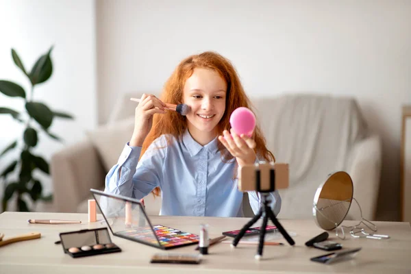 Tonåring tillämpa pulver i ansiktet, inspelning skönhet blogg på telefon — Stockfoto