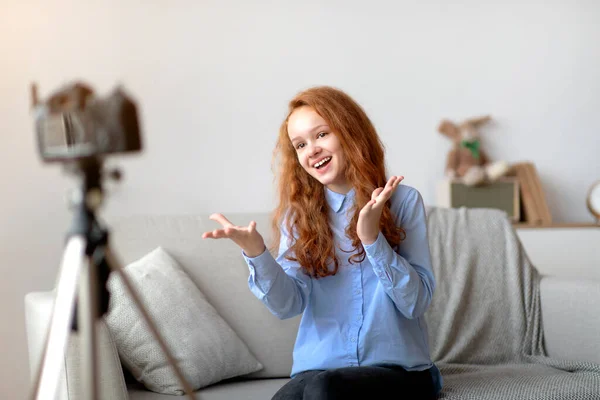 Vermelho-Cabelo Adolescente Menina Gravando Seu Blog, Falando Para Câmera — Fotografia de Stock