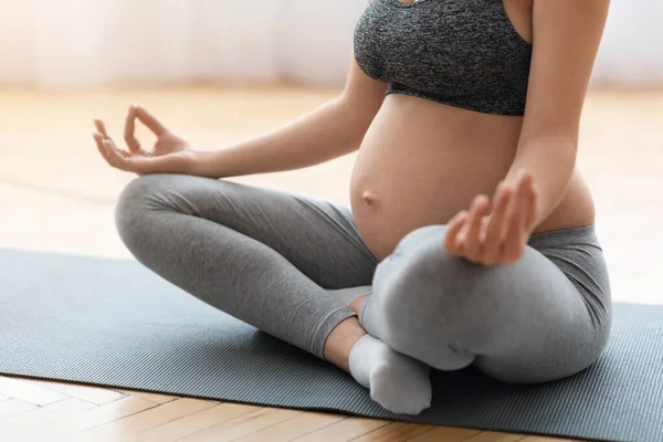 妊娠中の女性が自宅で瞑想し、ヨガを練習し、閉鎖ショット — ストック写真
