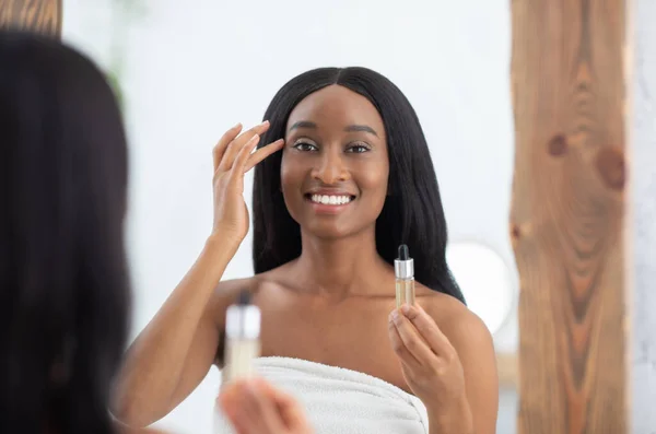 Kosmetologie, Behandlung und feuchtigkeitsspendende Hautpflegeprodukte — Stockfoto