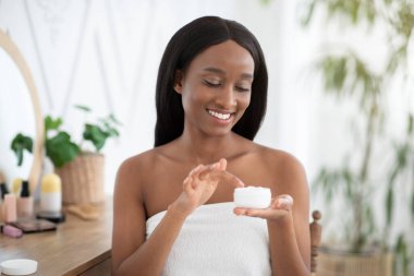 Kaplıca ve kalıcı yüz bakımı kovid-19 tecrit sırasında.