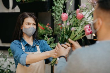 İş yerinde covid-19 salgını ve sosyal mesafeler sırasında küçük işletmeler