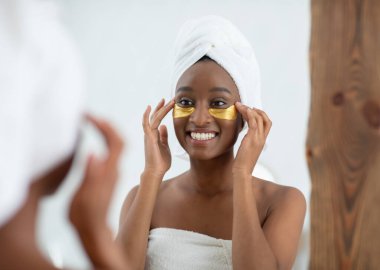 Göz kolajeni altın pedleri, güzellik cilt bakımı, yaşlanma önleyici göz maskesi, cilt bakımı ve kozmetoloji altında.