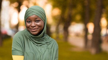 Modern tevazu. Shy Beautiful Black Religious Woman in Hijab Poz Veriyor