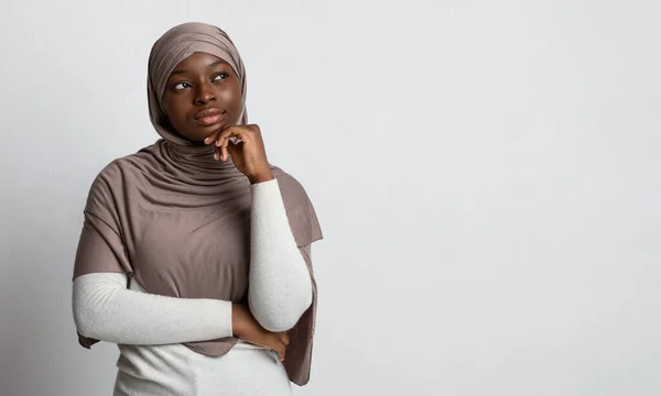 Niech pomyślę. zamyślony czarny kobieta w hidżab patrząc na skopiować przestrzeń — Zdjęcie stockowe