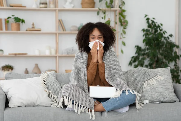 Sensación de malestar, fiebre vírica, primeros síntomas de enfermedad y resfriados —  Fotos de Stock