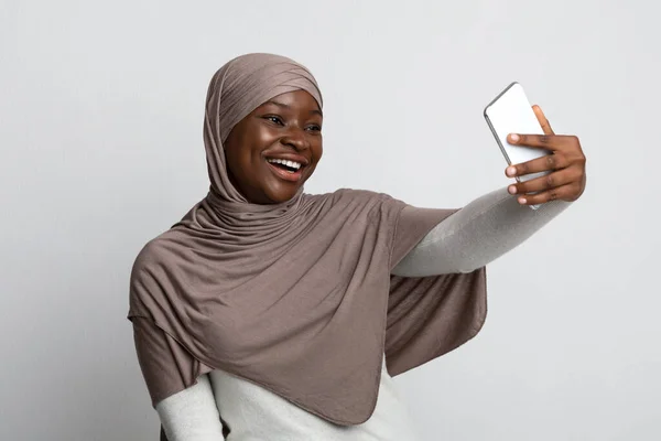 Radosny czarny muzułmanin lady w hidżab biorąc Selfie na smartfon — Zdjęcie stockowe