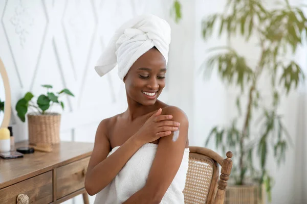 Cuidado de la piel por la mañana, procedimientos de belleza e hidratación en casa —  Fotos de Stock