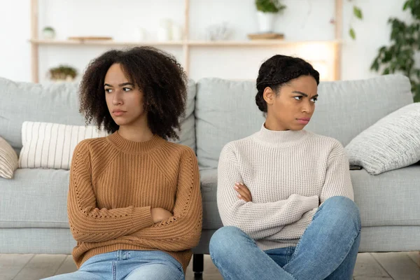 Ссора друзей, проблемы и обиды. Angry and mad two millennial African american ladies — стоковое фото