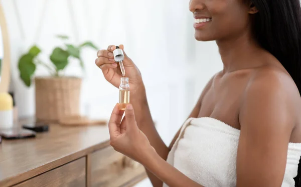 Producto cosmético médico, procedimiento de belleza para antienvejecimiento en el hogar —  Fotos de Stock