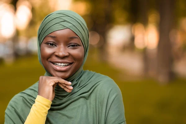 Vidám gyönyörű afrikai muszlim hölgy Hidzsáb pózol a szabadban, mosolygós a kamera — Stock Fotó