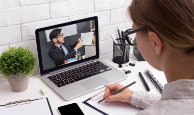 Bilgisayardaki Kadın Ofiste Çevrimiçi İş Danışmanlığı Yapıyor