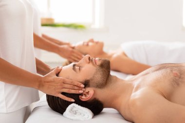 Eşler Kapalı Gözlerle Uzanan Baş Masajı Alırlar