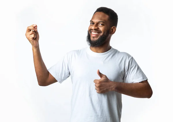 Vrolijke zwarte man Gesturing duimen-Up goedkeuring smaak over witte achtergrond — Stockfoto