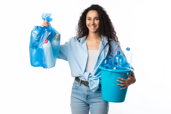 Fröhliche Frau mit Plastik-Müllsack und Eimer, weißer Hintergrund — Stockfoto
