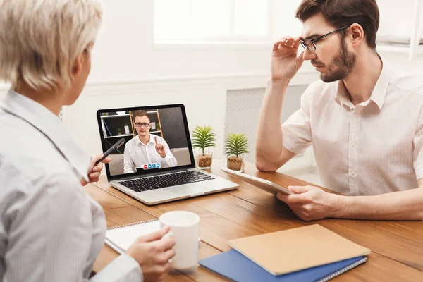 同事们在笔记本电脑上的视频呼叫在室内举行虚拟商务会议 — 图库照片